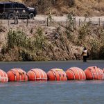 Foto: Texas refuerza su 'muro flotante' /Cortesía