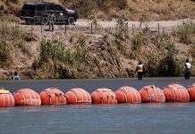 Foto: Texas refuerza su 'muro flotante' /Cortesía