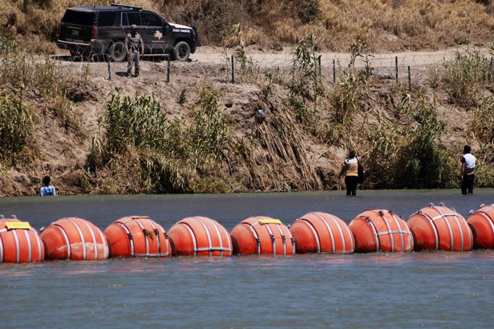 Foto: Texas refuerza su 'muro flotante' /Cortesía