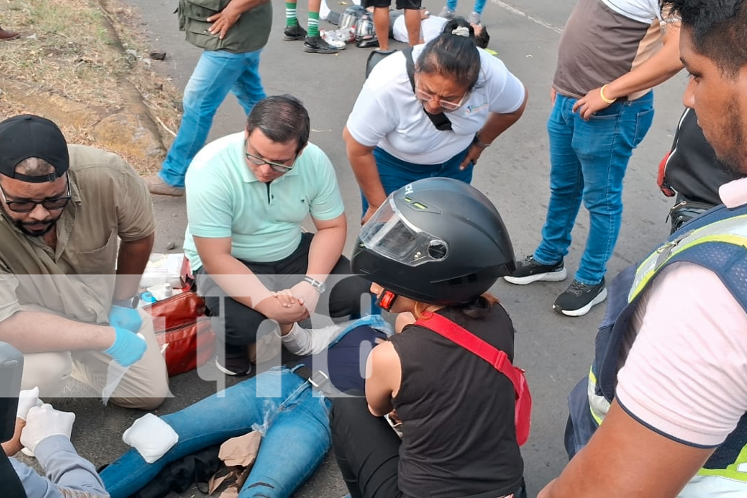 Foto: Imprudencia vial deja ensangrentados a motociclistas en la rotonda El Periodista / TN8