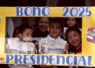 Foto: Familias de Somoto reciben el bono escolar, un apoyo que garantiza útiles, uniformes y permanencia de niños y niñas en las aulas./TN8