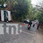 Foto: Camión se vuelca y pasajeros se salvan de milagro en la Isla de Ometepe/TN8