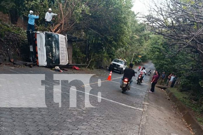 Foto: Camión se vuelca y pasajeros se salvan de milagro en la Isla de Ometepe/TN8