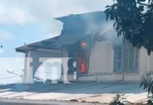 Foto: Voraz incendio consume segunda planta de vivienda en San Carlos / TN8