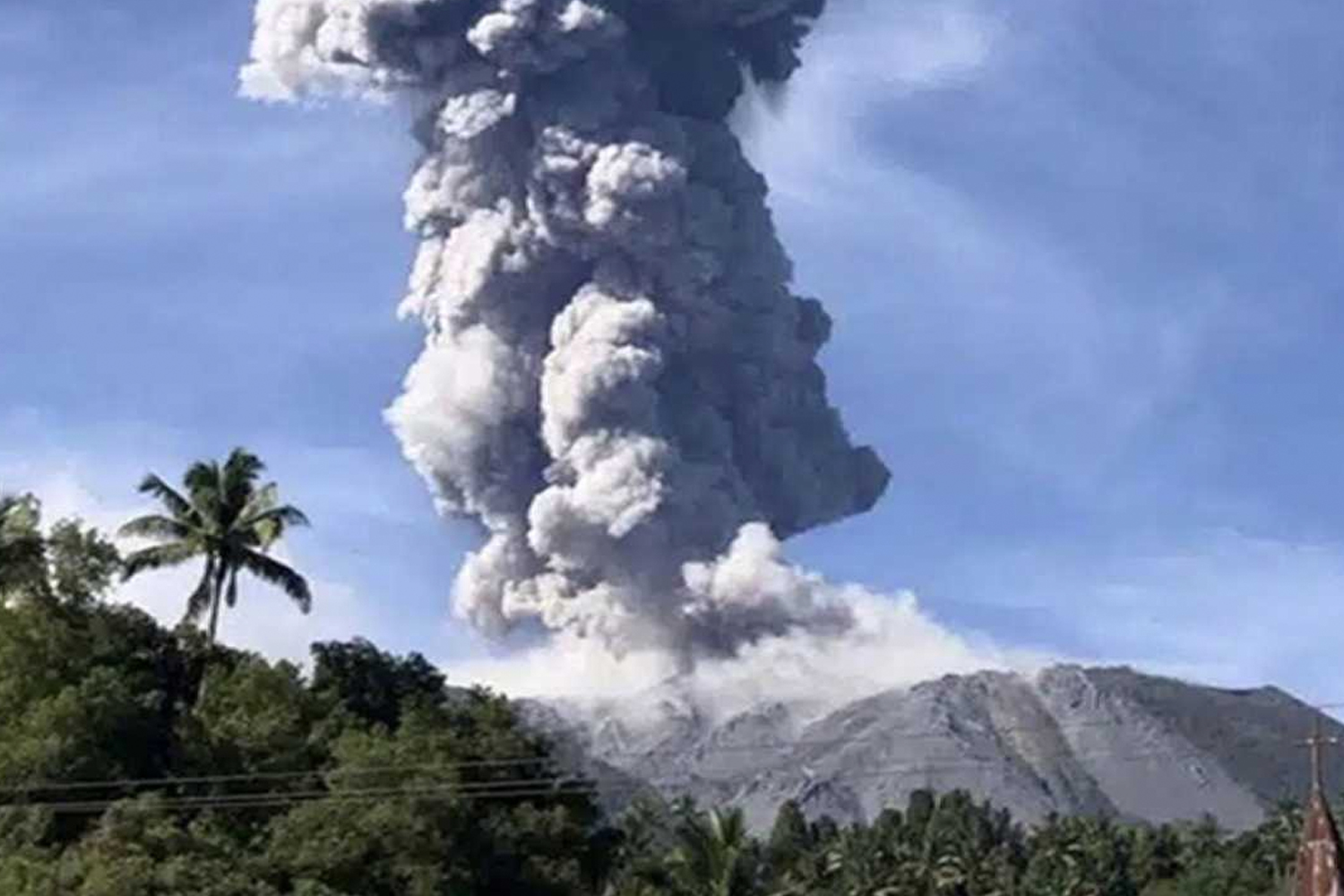 Foto: Erupción del monte Ibu en Indonesia /Cortesía