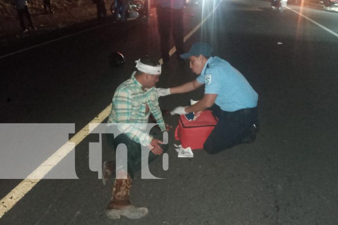 Foto: Accidente en carretera a San Carlos : Un motociclista y un peatón resultaron lesionados tras un fuerte impacto./TN8