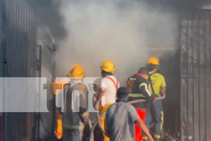 Foto: Incendio en Chinandega: Ferretería “Luvy” fue consumida por las llamas tras derrame de químicos inflamables. Las pérdidas son millonarias./TN8