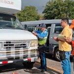 Foto: ¡Garantizando la seguridad estudiantil! En Carazo, la Policía Nacional y el MTI supervisan unidades de transporte escolar. /TN8