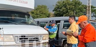 Foto: ¡Garantizando la seguridad estudiantil! En Carazo, la Policía Nacional y el MTI supervisan unidades de transporte escolar. /TN8