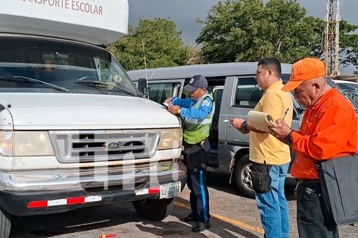 Foto: ¡Garantizando la seguridad estudiantil! En Carazo, la Policía Nacional y el MTI supervisan unidades de transporte escolar. /TN8