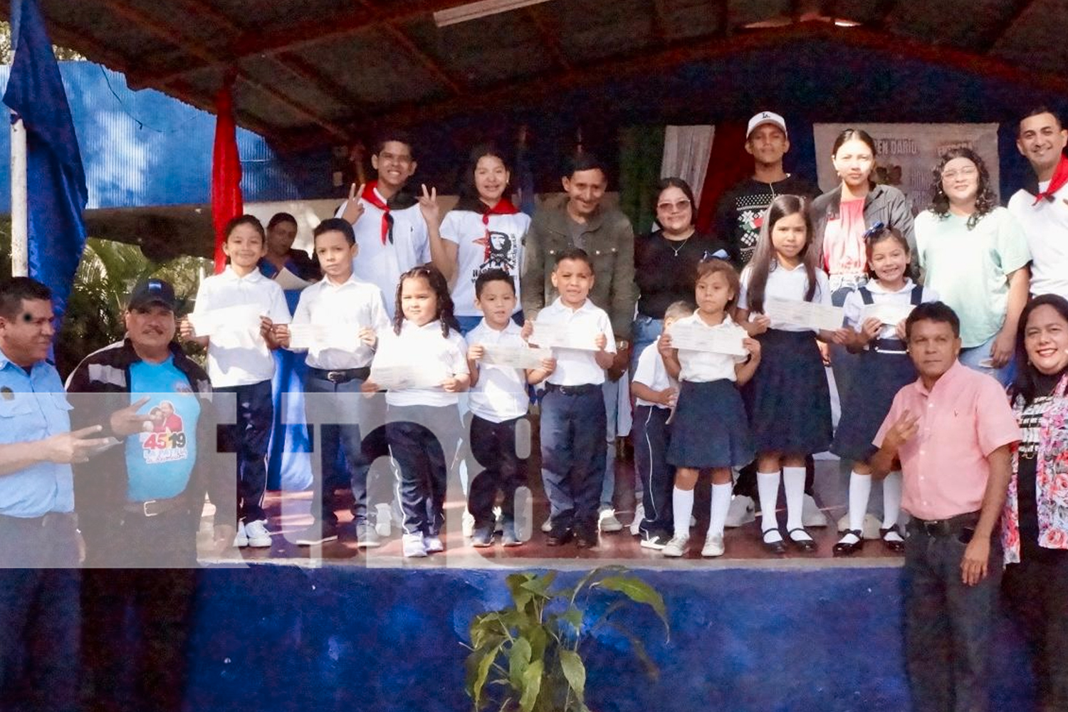 Foto: Familias de Somoto reciben el bono escolar, un apoyo que garantiza útiles, uniformes y permanencia de niños y niñas en las aulas./TN8