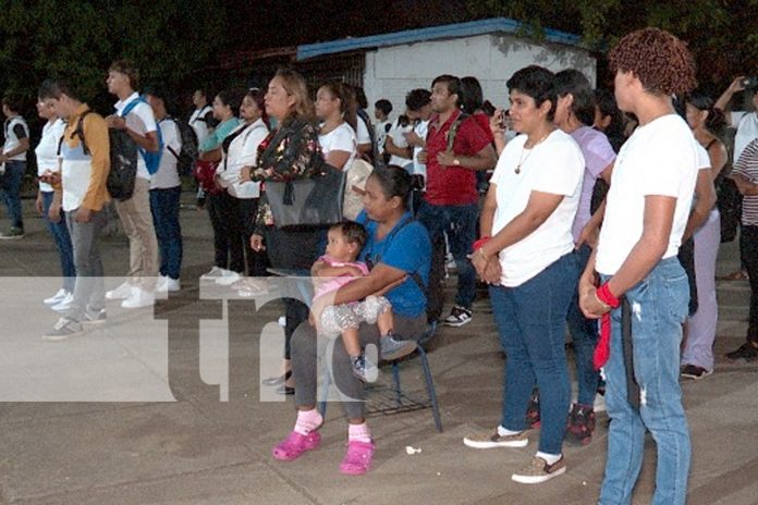 Foto: Arrancan clases en el turno nocturno en Managua/TN8