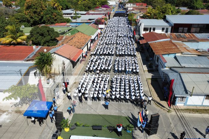 Foto: Policías se comprometen a defender la paz de las familias /TN8