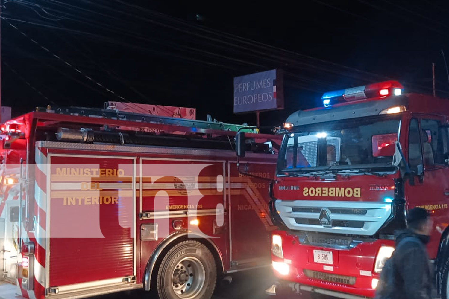 Foto:Un incendio consumió 4 negocios, incluidas una barbería y tiendas de costura. Los bomberos trabajan para determinar las causas. /TN8