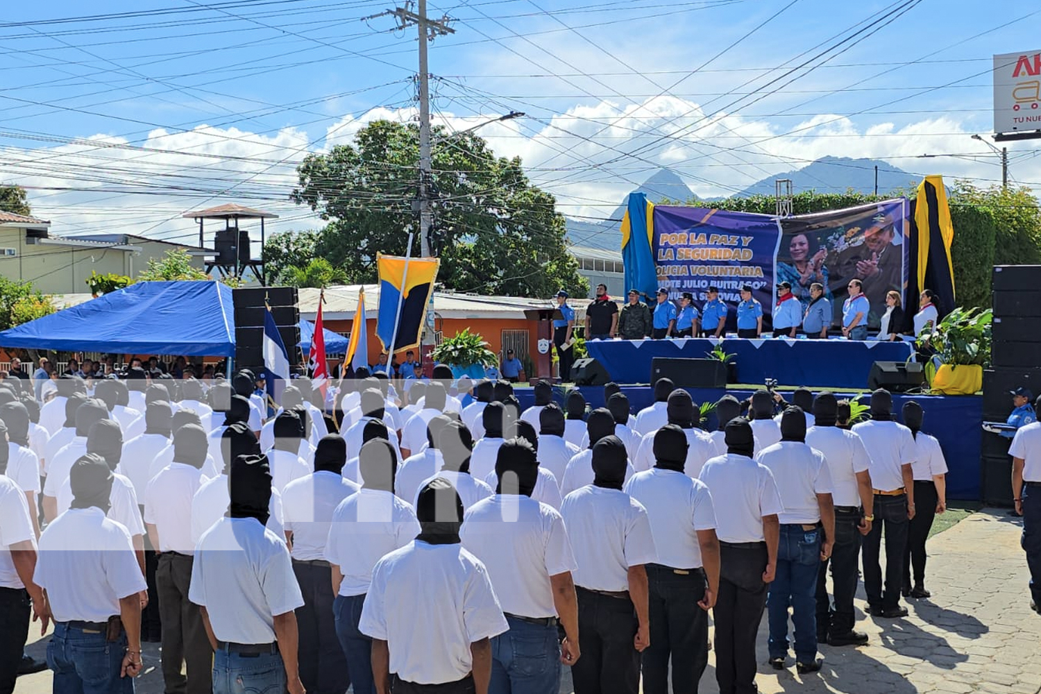 Foto:  Policías se comprometen a defender la paz de las familias /TN8