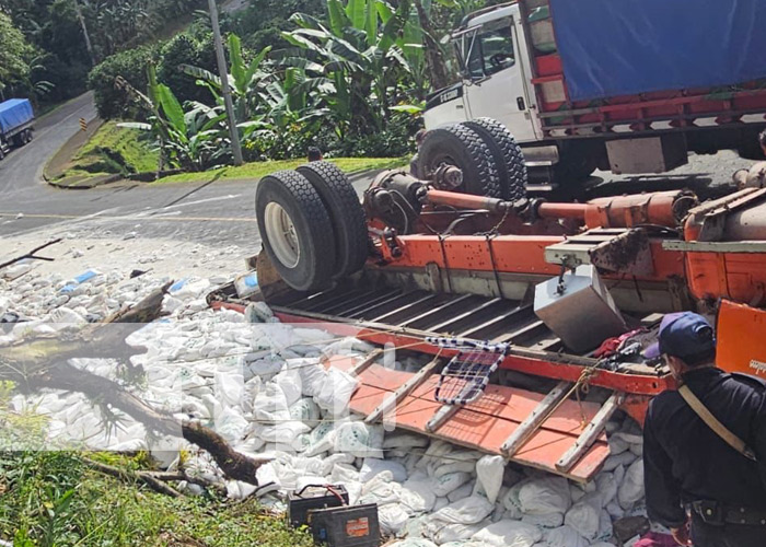 Foto: Vuelco de camión con cal en El Cuá, Jinotega / TN8