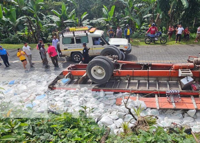 Foto: Vuelco de camión con cal en El Cuá, Jinotega / TN8