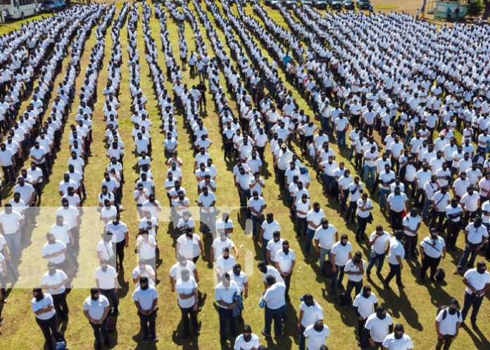 Foto: Juramentación a policías voluntarios de León / TN8