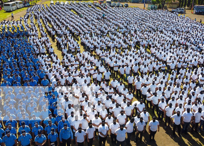 Foto: Juramentación a policías voluntarios de León / TN8