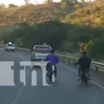 Foto: Motoristas irresponsables haciendo malas maniobras en una carretera de Matagalpa / TN8