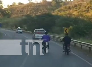 Foto: Motoristas irresponsables haciendo malas maniobras en una carretera de Matagalpa / TN8