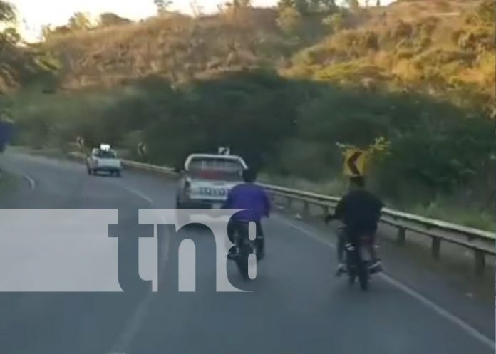 Foto: Motoristas irresponsables haciendo malas maniobras en una carretera de Matagalpa / TN8