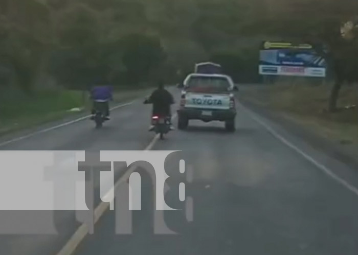 Foto: Motoristas irresponsables haciendo malas maniobras en una carretera de Matagalpa / TN8