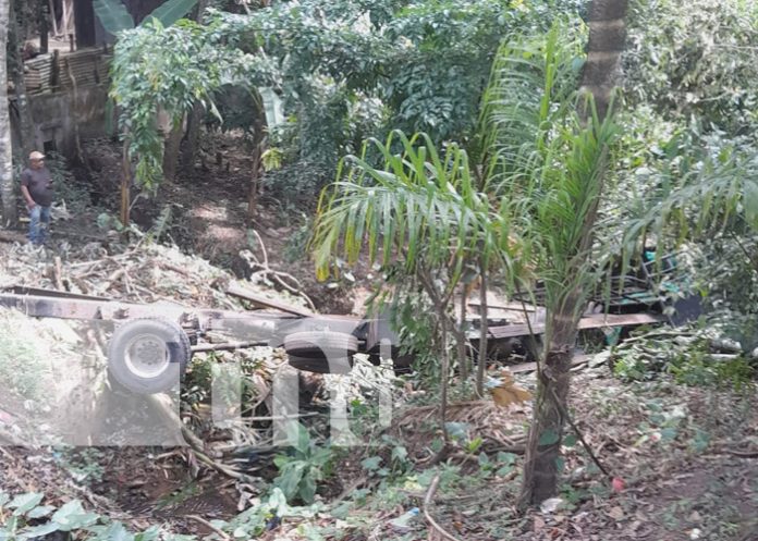 Foto: Camino al hospital tras volcarse en camión, conductor perdió la vida en Matagalpa / TN8