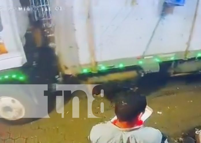 Foto: Camión aplasta la cabeza de un hombre en el Mercado Oriental / TN8